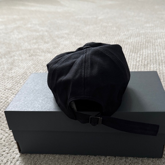 ❤️Under Armour Women's Classic Black Cap - Picture 4 of 4